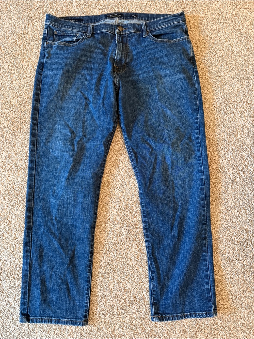 Lucky Brand Men's Blue Straight Jeans size 38x30 slight stretch to the fabric.